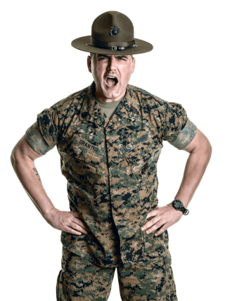 uomo in uniforme militare
