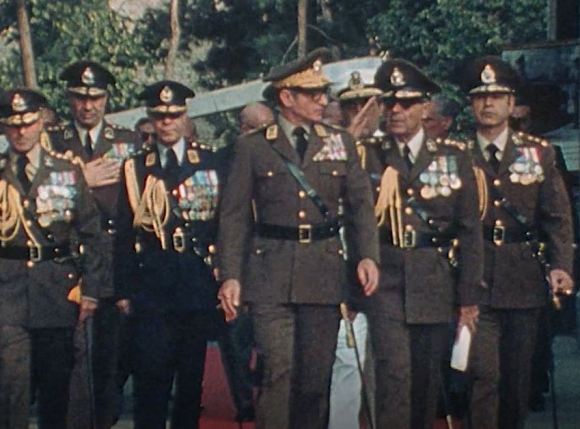 Uomini in divisa militare con medaglie