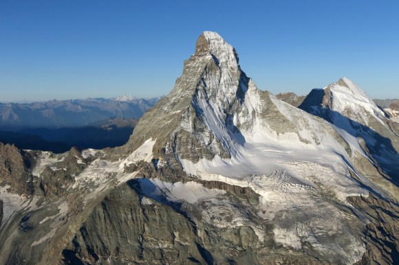 位于海拔2500米以上的永久冻土，可谓瑞士阿尔卑斯山的“黏合剂”。其消融是造成2003年夏天马特洪峰山体滑坡的原因