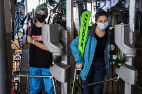 Esquiadores com máscaras
