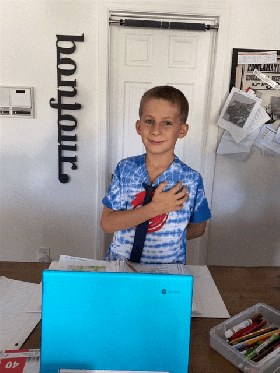 Son Maël (7) saying the pledge in the morning on Zoom