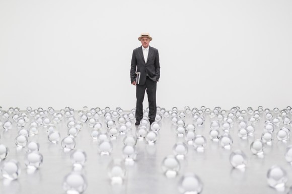 自作のインスタレーション「700 Snowballs（700個の雪玉）」の中でポーズをとるNot Vital