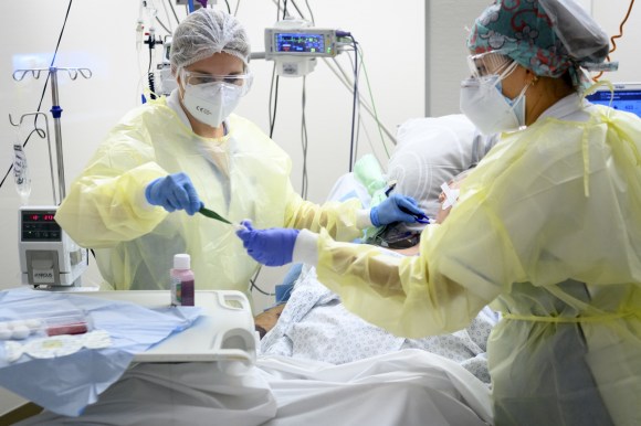 Personal médico en plena acción en unidad de cuidados intensivos