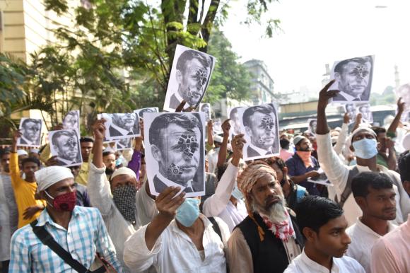 印度穆斯林在举行针对法国总统埃马纽埃尔·马克龙的示威