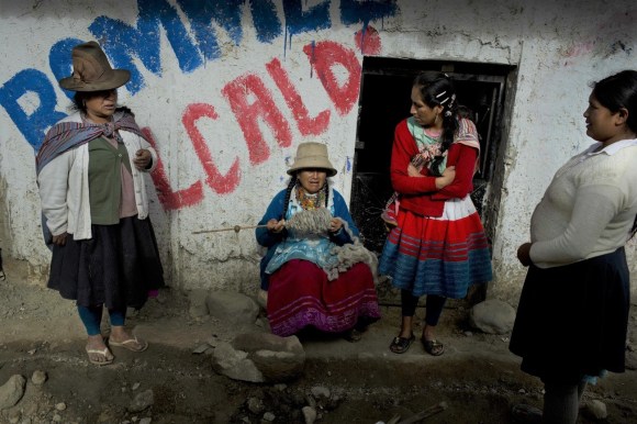 Indígenas peruanos ante un inmueble
