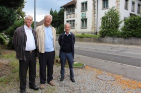 drei Herren vor dem Auslandschweizer-Home