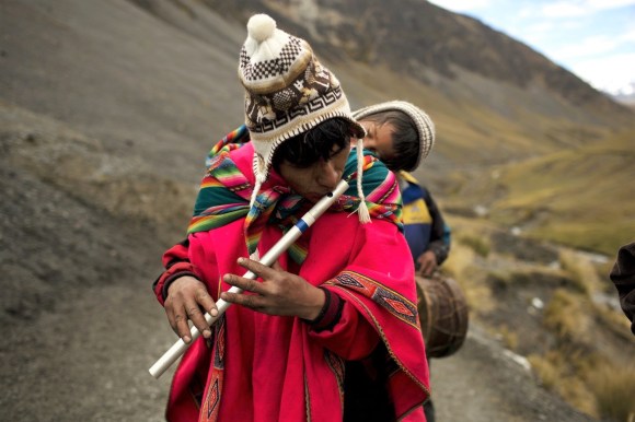 شخص من بيرو يعزف الناي