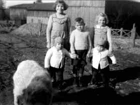 Eberhard Notter mit seinem Zwillingsbruder (vorne), seinem älteren Bruder und den zwei Schwestern.