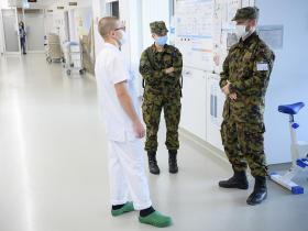 Aux Hug L Armee La Pc Et Les Pompiers Mobilises Face Au Covid 19 Swi Swissinfo Ch