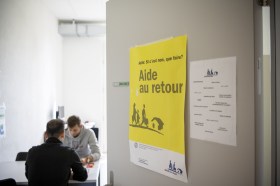 une salle avec deux gens assis
