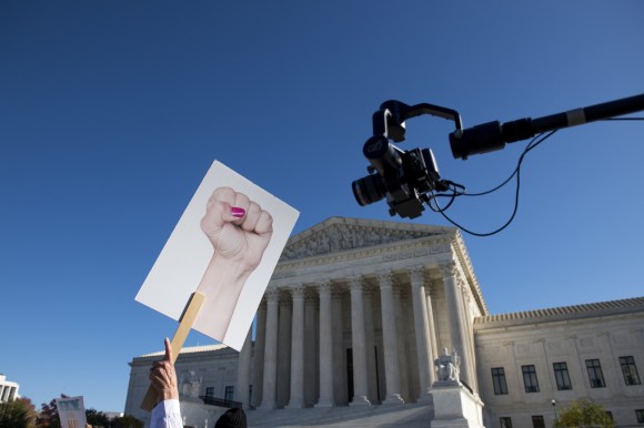 Un puño en una pancarta delante del Tribunal Supremo de Estados Unidos