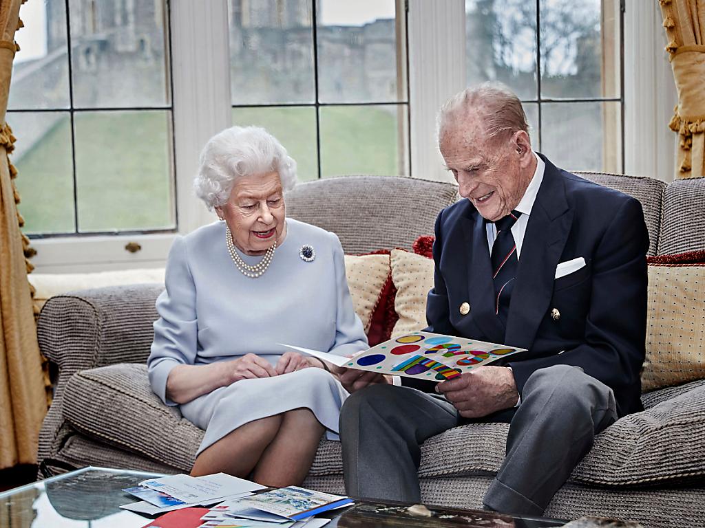 Queen Elizabeth und Prinz Philip begehen 73. Hochzeitstag ...