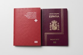 Dois passaportes: um da Suíça e outro da Espanha