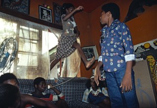 صورة لشبان وفتاة داخل بيت فيلا، المغني الأفرو النيجيري الشهير