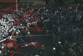 مواجهة في طوكيو خلال مظاهرة مناهضة لبناء مطار ناريتا وللحرب في الفيتنام