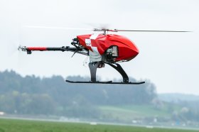 O drone de resgate de Rega deve estar operacional nos Alpes suíços em 2021 (© Por Thomas Luethi) Drone rega voando no céu