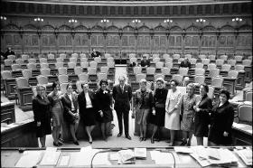 Groupe de femmes dans un salle du Conseil national.