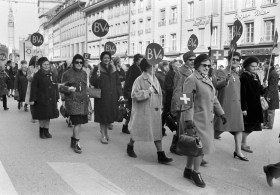 Manifestation de femmes dans la rue.