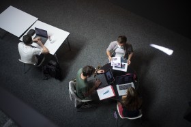 2020年9月重新實施遠程教學之前，瑞士東部應用科技大學的學生在一起自習。