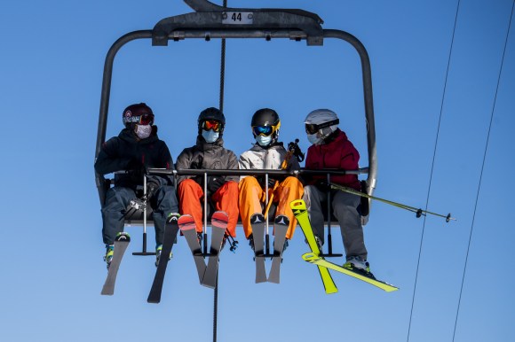 Esquiadores en un telesilla