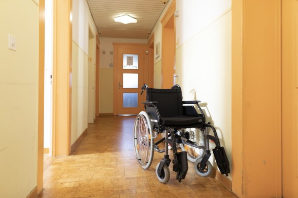 走廊上的轮椅 - 對於很多人來說，安樂死是最好的解脫。