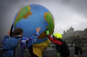 Protesta climática: unas personas con un globo terrestre