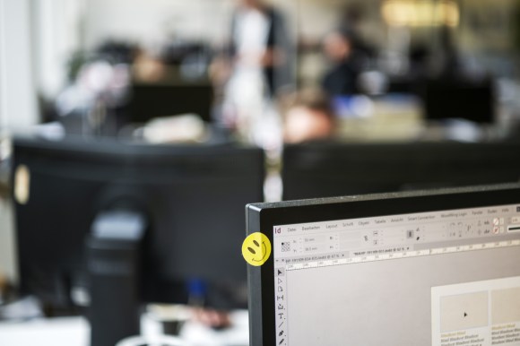 Bildschirm mit Smiley-Kleber