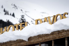 Tejado de Hotel Davos lleno de nieve