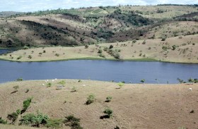 represa com margens secas e desmatadas