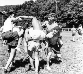مجموعة من الشبان يتسابقون ويمارسون الرياضة في وقت الفراغ