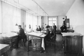 1900-1920年期間，學徒培訓主管Waldberger先生(右)還負責培訓製圖員學徒。