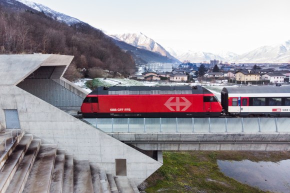这条隧道连接了瑞士南方的两个城市，北端为卡莫里诺(Camorino)和南端为韦齐亚(Vezia)