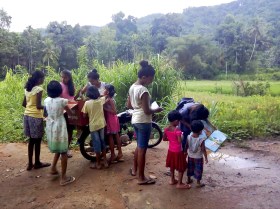 مجموعة من الأطفال السريلانكيين