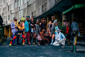 Encontro de artistas posando na rua