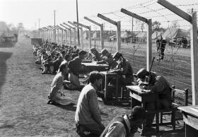 平壌（ピョンヤン）の第2捕虜収容所。韓国犯罪捜査部の尋問を受ける捕虜たち。1950年11月11日