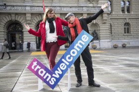 Transgender and intersex people will no longer face long administrative and judicial procedures to change their sex in the civil register. (© Keystone / Peter Schneider) trans people outside parliament
