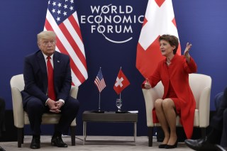 الرئيس الأمريكي دونالد ترامب والرئيسة السويسرية سيمونيتا سوماروغا في الاجتماع السنوي للمنتدى الاقتصادي العالمي