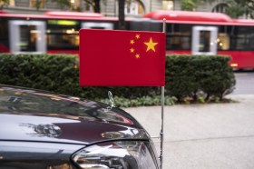 سيارة تحمل العلم الصيني في برن