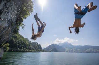 Clavado de dos jóvenes en el Lago de Lucerna