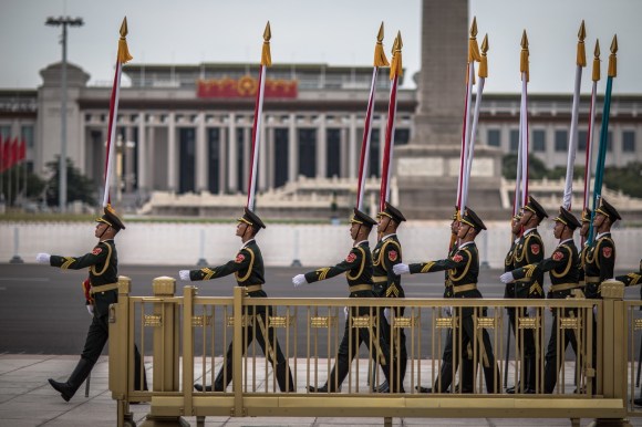 جنود صينيون خلال استعراض في ساحة تيان آن مين