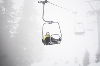 乘坐滑雪缆车的滑雪者