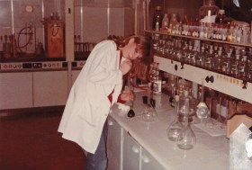 化學實驗室裡的助理學徒(1981-1984年)
