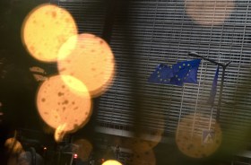 أعلام الاتحاد الأوروبي ترفرف أمام مبنى ضخم في بروكسل