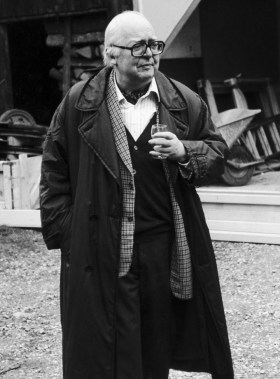 Friedrich Duerrenmatt, escritor suizo, fotografiado en 1990 con un vaso de vino blanco en la mano.