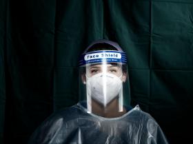 Infirmière en tenue complète de protection