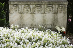 座落於瑞士洛桑Bois-de-Vaux墓園(Bois-de-Vaux Cemetery)中可可·香奈兒的墓碑