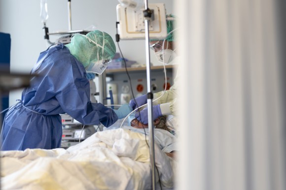 蘇黎世某醫院的護士正在照顧一名罹患2019冠狀病毒病的住院患者。