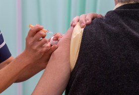 瑞士的疫苗接種行動已從12月下旬開始，最先施打的是23萬劑輝瑞-BioNTech合作開發疫苗。