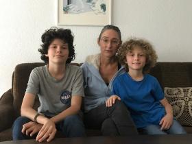 Familie S. auf dem Sofa in ihrer Schweizer Wohnung