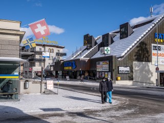 Strassenkreuzung mit Schweizer Fahne